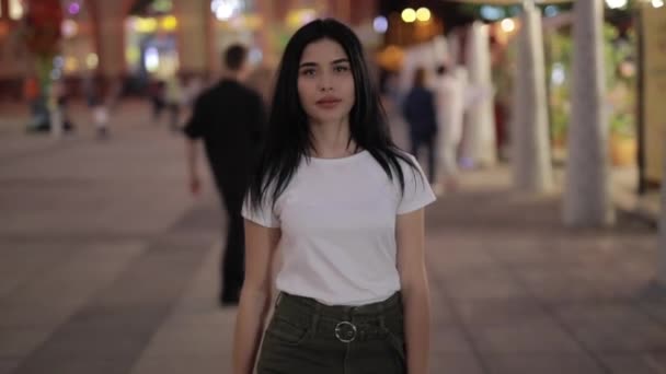Vrouw aan het wandelen in Night City — Stockvideo