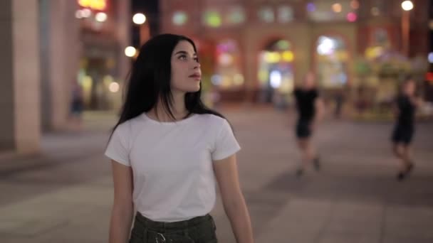 Nő sétál Night City — Stock videók