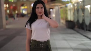 Sevimli kadın bir gece yürüyüşü keyfini çıkarın