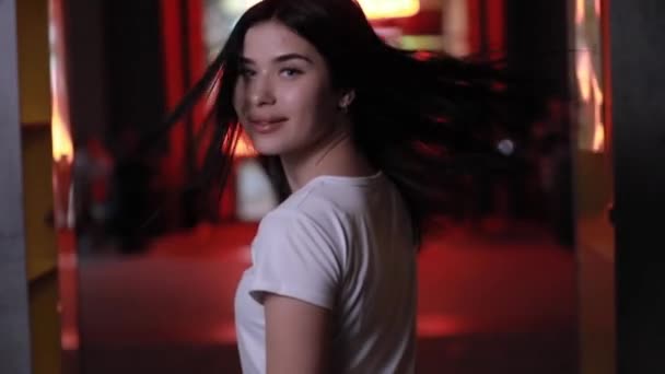 Portrait of beautiful woman at night in red light — Stock Video