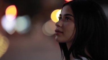 Gece vaktinin tadını çıkaran kadın