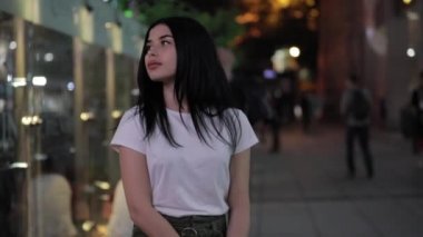 Taze gece şehrinde yürüyen kadın