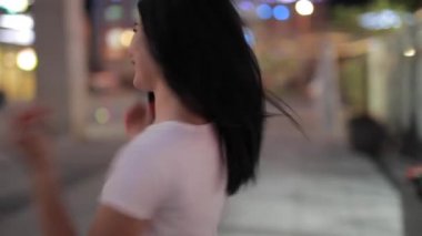 Sevimli kadın bir gece yürüyüşü keyfini çıkarın