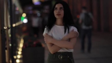 Taze gece şehrinde yürüyen kadın