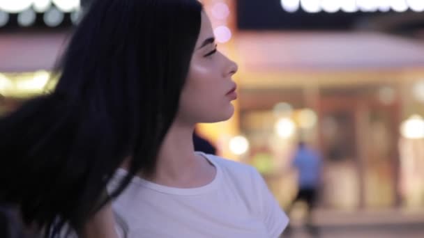 夜の街でかわいい美しい女性の肖像画 — ストック動画