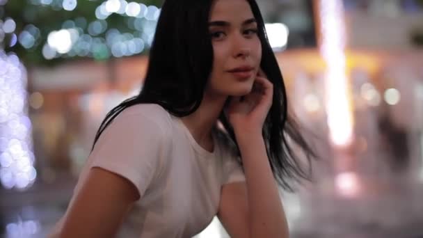 Aranyos szép nő portré éjszakai város — Stock videók