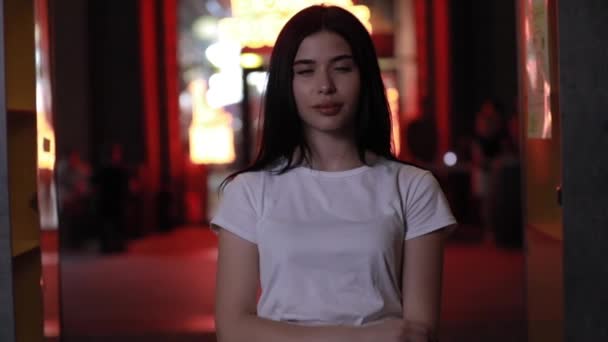 Porträt einer schönen Frau bei Nacht im Rotlicht — Stockvideo