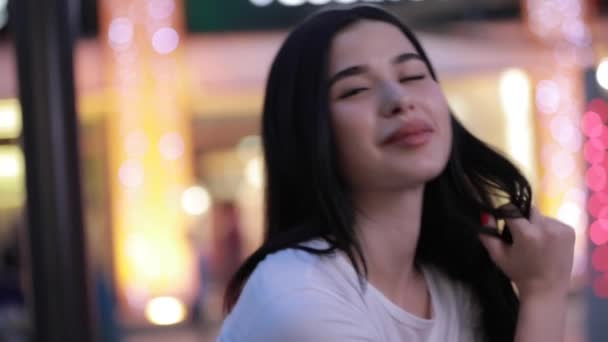 Bonito bela mulher retrato no noite cidade — Vídeo de Stock