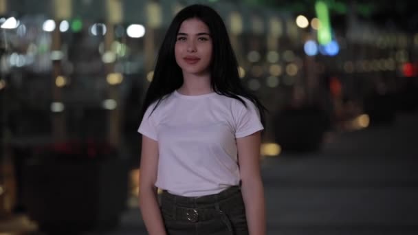 Femme mignonne profiter d'une promenade de nuit — Video