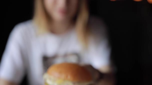 POV, mujer, llévame una hamburguesa — Vídeo de stock