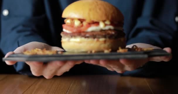 Chef sert un hamburger préparé — Video