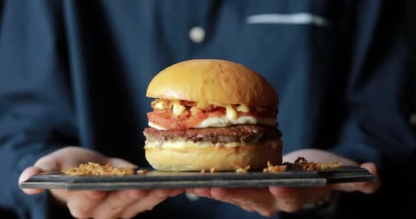 Chef sirve una hamburguesa preparada — Vídeos de Stock