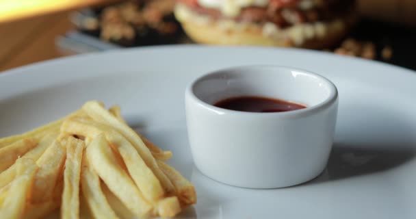 Het eten van gebakken aardappelen dompelen in saus — Stockvideo