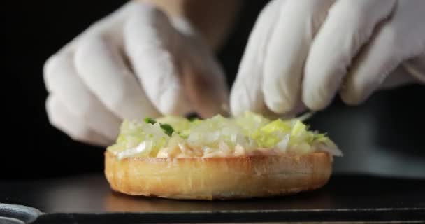 Προετοιμασία Burger σεφ, κάνει ένα γρήγορο φαγητό — Αρχείο Βίντεο