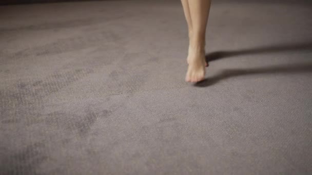 Piernas de mujer descalzo ir en el suelo — Vídeos de Stock