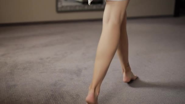Женщина ноги босиком идти на пол — стоковое видео