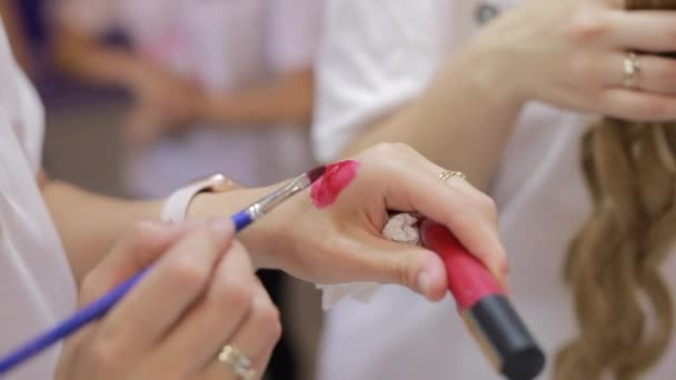 Kleuren roze lippen met cosmetische borstel — Stockvideo