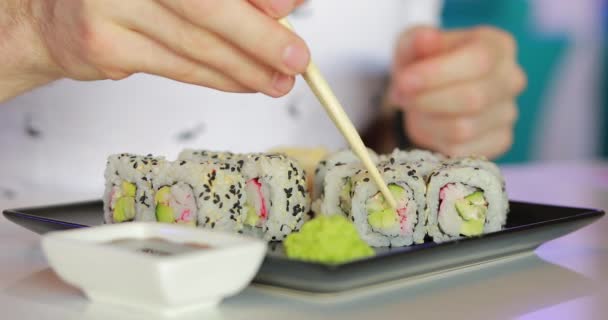 Macro video van man eten sushi — Stockvideo