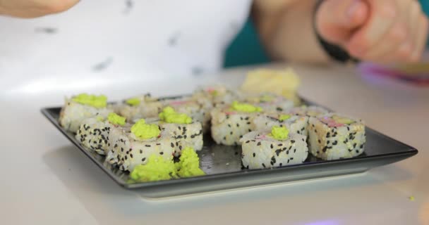 Macro video van man eten sushi — Stockvideo