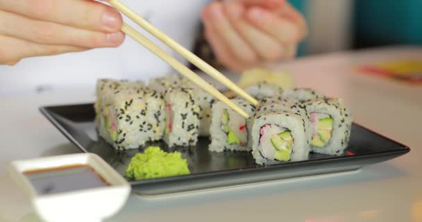 Macro video van man eten sushi — Stockvideo