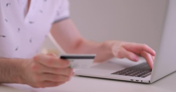 Akıllı telefon ile online satın alma, kredi kartı sayısını yeniden yazmak — Stok video