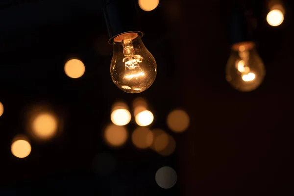 Светимость декоративных ламп, темный фон — стоковое фото