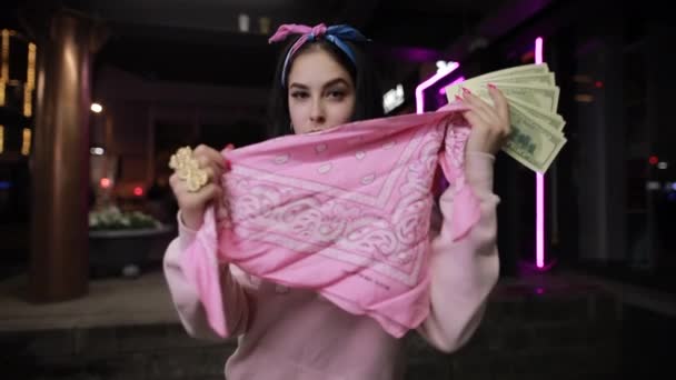Rijk meisje spelen met sjaal in Night City — Stockvideo