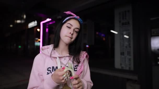 Reiche Mädchen spielen mit Geld in der Nacht Stadt — Stockvideo