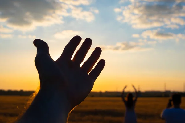 Silueta de libertad mano masculina al atardecer — Foto de Stock