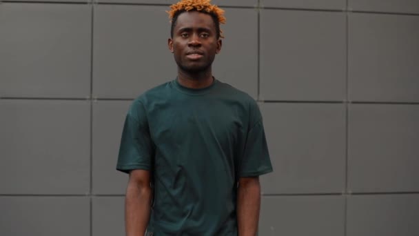 Africano modelo hombre posando en camiseta — Vídeo de stock