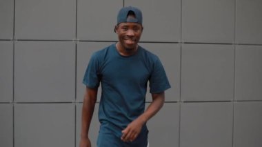 Afrikalı model adam t-shirt poz