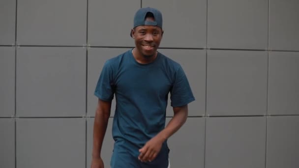 Мужчина-модель Африки позирует в футболке — стоковое видео