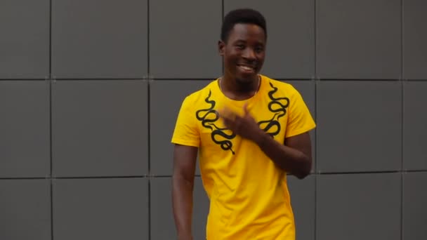 Africano modelo hombre posando en camiseta — Vídeos de Stock