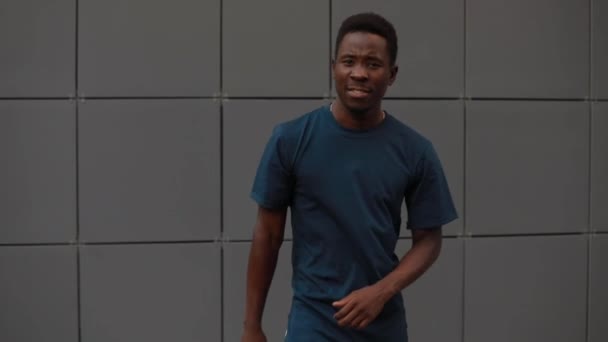 Αφρικανικό μοντέλο άνθρωπος που ποζάρει σε μπλουζάκι — Αρχείο Βίντεο