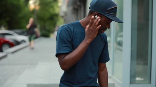 African man cliquez sur écouteur sans fil pour choisir la musique — Video