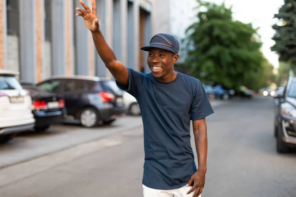 Lykkelig afroamerikansk mann glad for å se deg – stockfoto