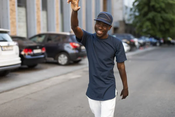 Lykkelig afroamerikansk mann glad for å se deg – stockfoto