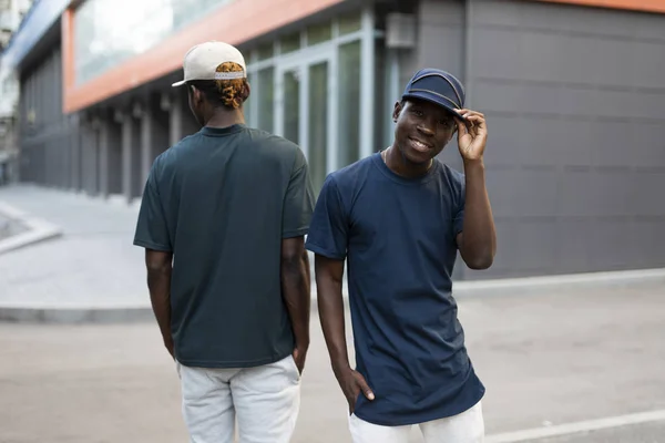 T-shirt, afrikai férfi modell pózol — Stock Fotó