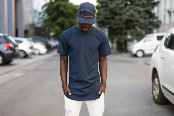 Afrikansk amerikansk man i tom t-shirt — Stockfoto