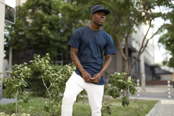 Afroamerický muž s prázdným tričkem venku — Stock fotografie
