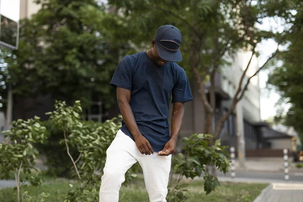 African american man in empty t-shirt outdoor — Stock Photo, Image