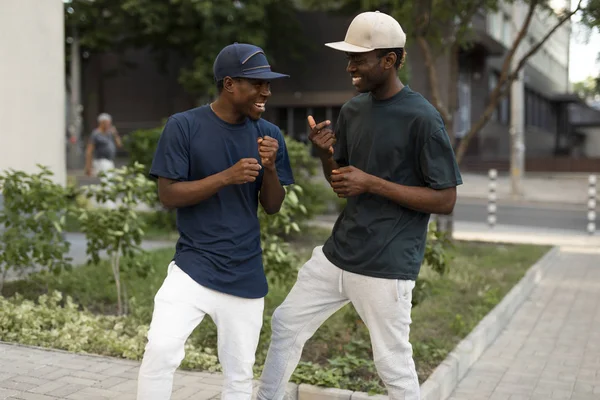 Афроамериканці чоловіки друзі говорять разом — стокове фото