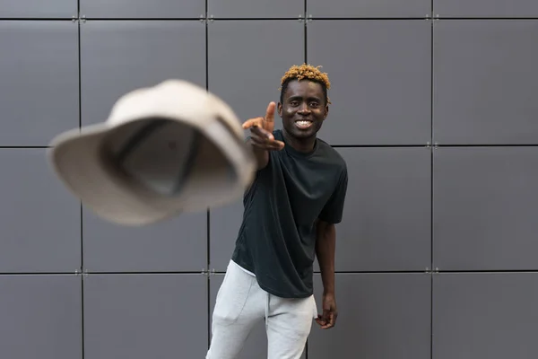 Afrikai ember dobja a sapkát — Stock Fotó
