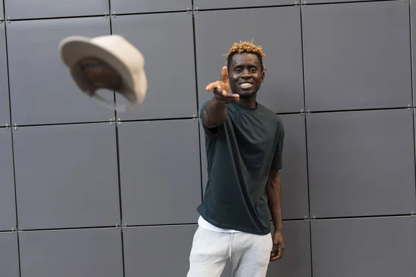 Αφρικανός άνθρωπος ρίχνει το καπέλο του — Φωτογραφία Αρχείου