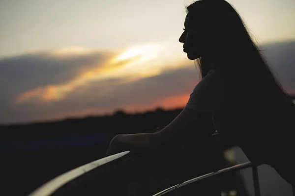 Silhouette de femme pensante regardant le ciel — Photo