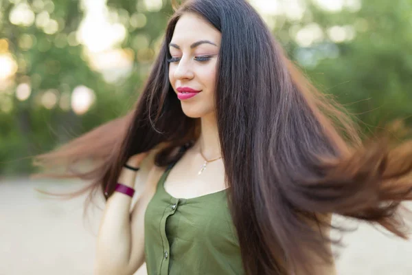 Kvinna med vackert hår i naturen — Stockfoto