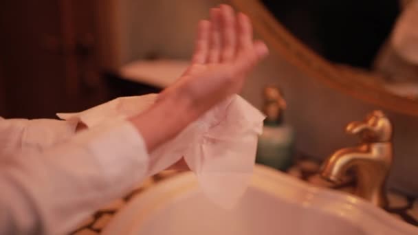 Frau wischt sich nach dem Waschen die Hände — Stockvideo
