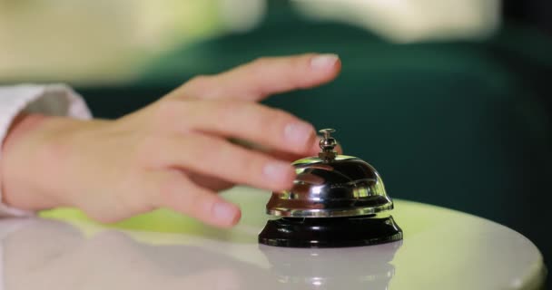 Femme main appel serveur poussant sur cloche — Video
