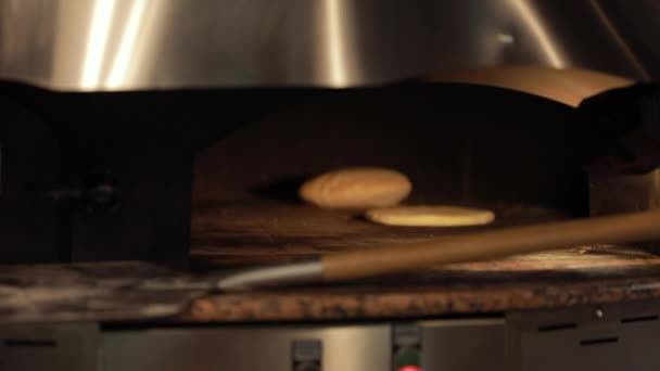 Pane pita ruotante nel forno caldo — Video Stock