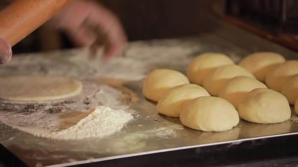 Chef rodar la masa en una tabla — Vídeo de stock